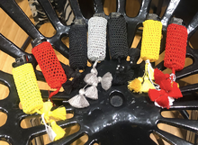 L'atelier - Cache-briquet tricoté à pompons